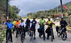 Bisiklet gezisinde doğa ve yerel halkla kaynaşıyorlar