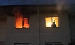 Yangında 4'üncü katta mahsur kalan kişi, merdivenli araçla kurtarıldı