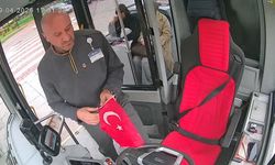 Yere düşen Türk Bayrağı için otobüsü durdurdu