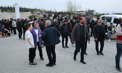 Yaralı öğrencilerin ailelerinin hastane önündeki bekleyişi sürüyor