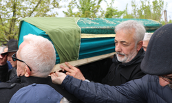 Oyuncu Mehmet Aslantuğ, annesini son yolculuğuna uğurladı