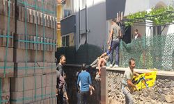 İnşaattan düşen işçi sırtına saplanan demirle hastaneye kaldırıldı