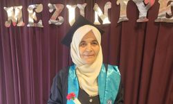 65 yaşında üniversiteden mezun oldu