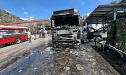 Akaryakıt istasyonunda mazot yüklü tanker alev aldı; 3 araç yandı