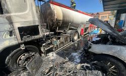 Akaryakıt istasyonunda mazot yüklü tanker alev aldı; 3 araç yandı