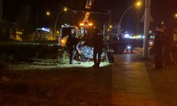Aydınlatma direğine çarpan motosiklet sürücüsü öldü