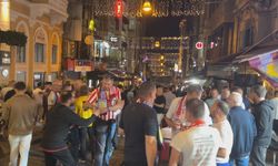 Avrupa Ligi Finali öncesi İstanbul'a gelen İngiliz taraftarlar Taksim'de toplandı