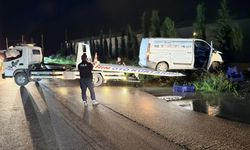 Saniyelerle kurtuldu: Kamyonet kanalda asılı kaldı
