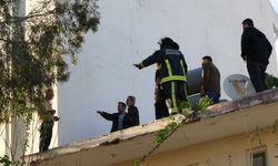 Çatıda üzerine benzin döktü, gazeteci oyaladı polis yakaladı