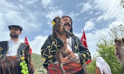 Deve, at ve keçilerle yörük göçü şöleni