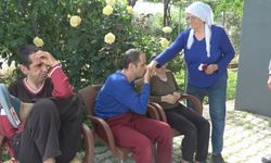 Ömrünü adadığı 3 engelli evladına gözü gibi bakıyor
