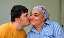Down sendromlu oğlunun 18 yıldır gölgesi gibi yanında