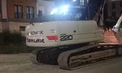 Kepçe ile asfalta zarar veren firmaya vatandaştan tepki