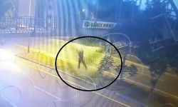 Üst geçitten atlayan 14 yaşındaki çocuğa otomobilin çarptığı anlar kamerada