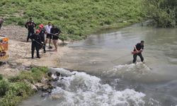 Karaçay Nehrinde mahsur kalan 2 kişi kurtarıldı