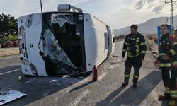 Mersin’de öğrenci servisi devrildi: 17 yaralı