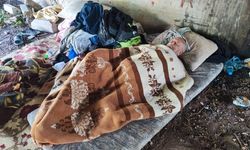 Yaşlı adam sokakta yaşam mücadelesi veriyor