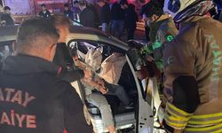 Hatay'da feci kaza: 2 otomobil kafa kafaya çarpıştı