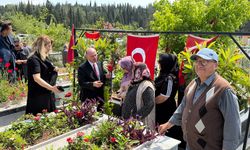 Şehit kabirlerine karanfil bırakıldı