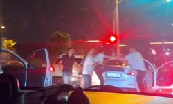 Trafikte yaşanan kavgayı ayırmaya çalışan kadının zor anları