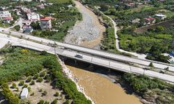 Yaşanan sel felaketinde yıkılarak 2 gence mezar olan Karaçay Köprüsü onarımı yapılarak trafiğe açıldı