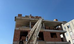 Antalya’da inşaatta mahsur kalan ustayı itfaiye ekipleri kurtardı