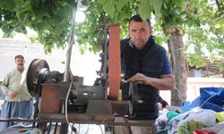 Ürettiği bıçakla tıraş ediyor, sosyal medyada gündem oldu