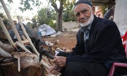 Hatay'da 85 yaşındaki usta, 70 yıldır ağaç dallarını keser ve bıçakla kaşığa dönüştürüyor