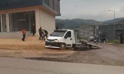 Çekici sürücüsü tartıştığı kişilerin üzerine önce aracını sürdü, ardından sopayla saldırdı