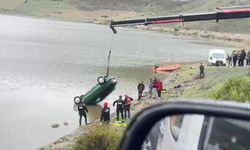 El freni çekilmeyen otomobil gölete düştü