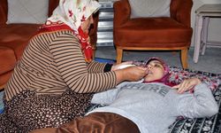 Engelli kızına 36 yıldır bebek gibi bakıyor