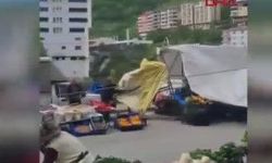 Fırtına nedeniyle pazar tezgahları devrildi
