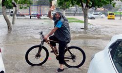 Sağanak nedeniyle sokaklar göle döndü