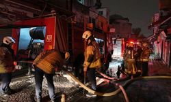 Fatih’te iş merkezinin çatısında çıkan yangın söndürüldü
