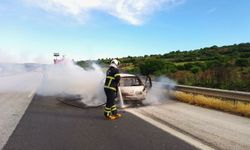 Gaziantep’te seyir halindeki otomobil yandı