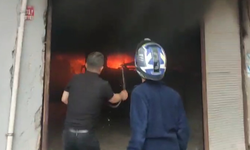 Yangına hortumla müdahale etmeye çalıştı; o anlar kamerada