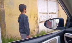 İstiklal Marşı’na yolda eşlik eden Emre’ye ödül