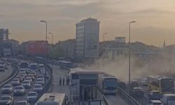 Kağıthane'de metrobüsün motor kısmında çıkan yangın söndürüldü