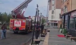 Şiddetli rüzgârda bir apartmanın çatısı uçtu
