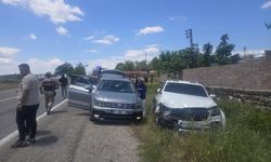 Kilis'te hafif ticari araç ile otomobil çarpıştı; 9 yaralı