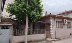 Kiraz toplarken demir korkuluğun üzerine düşüp öldü