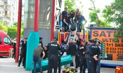 Manisa’da üst geçidin asansöründe sıkışarak can verdi