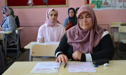 Anneler sıralara oturdu, kitap okuma yarışmasında ter döktü