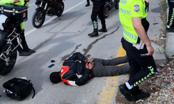 Şüphe üzerine durdurulan motosiklet sürücüsünün üzerinde 1.5 kilogram esrar ele geçirildi