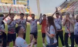 Şampiyonluk kutlamalarında futbolcudan sürpriz evlilik teklifi