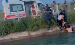 Şanlıurfa’da kanala devrilen otomobildekilere yardım için suya giren Suriyeli, öldü