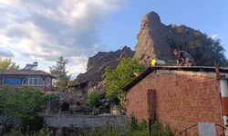 Yamaçtan kopan kaya parçaları evi kullanılamaz hale getirdi