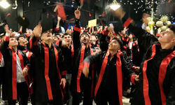 Mersin OSB Şişecam Mesleki ve Teknik Anadolu Lisesi'nde mezuniyet coşkusu