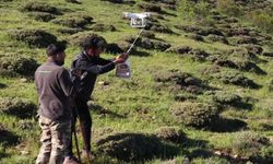 Arazideki çobanlara dronla "şeker" gönderdiler