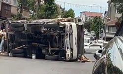 Odun yüklü kamyon devrildi odunlar yola savruldu